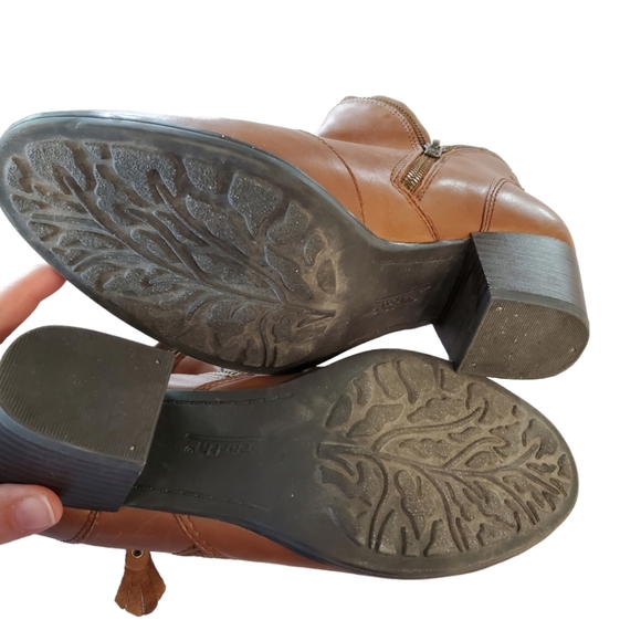 Earth Hawthorne Almond  Leather Zipper Ankle Boots - Picture 11 of 14